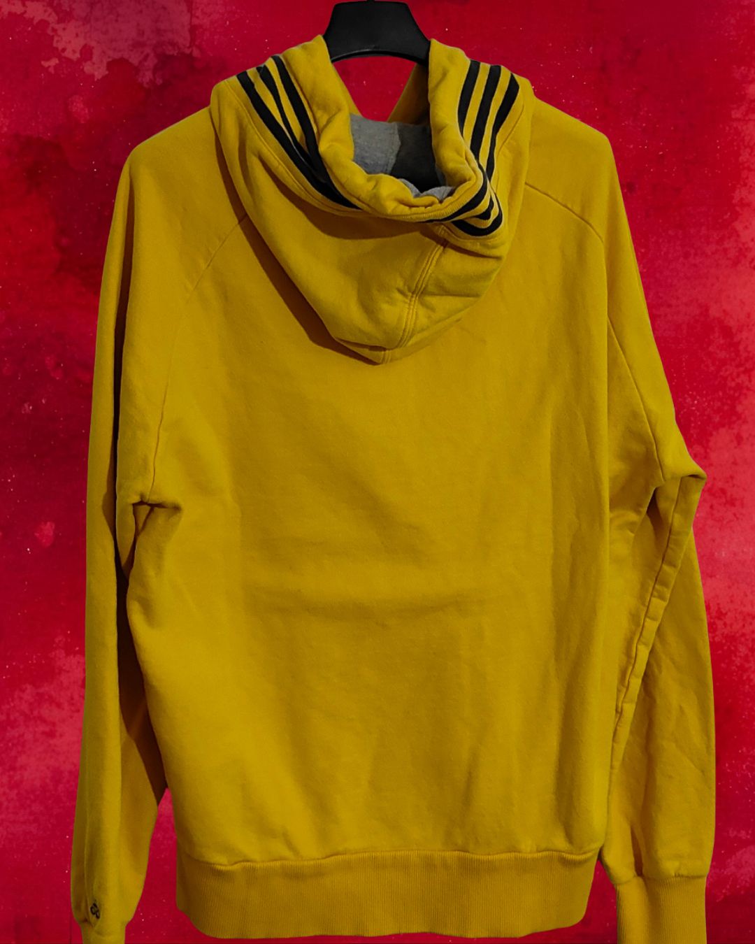 Felpa Adidas gialla con cappuccio e stampa frontale – Taglia XL   20 EURO