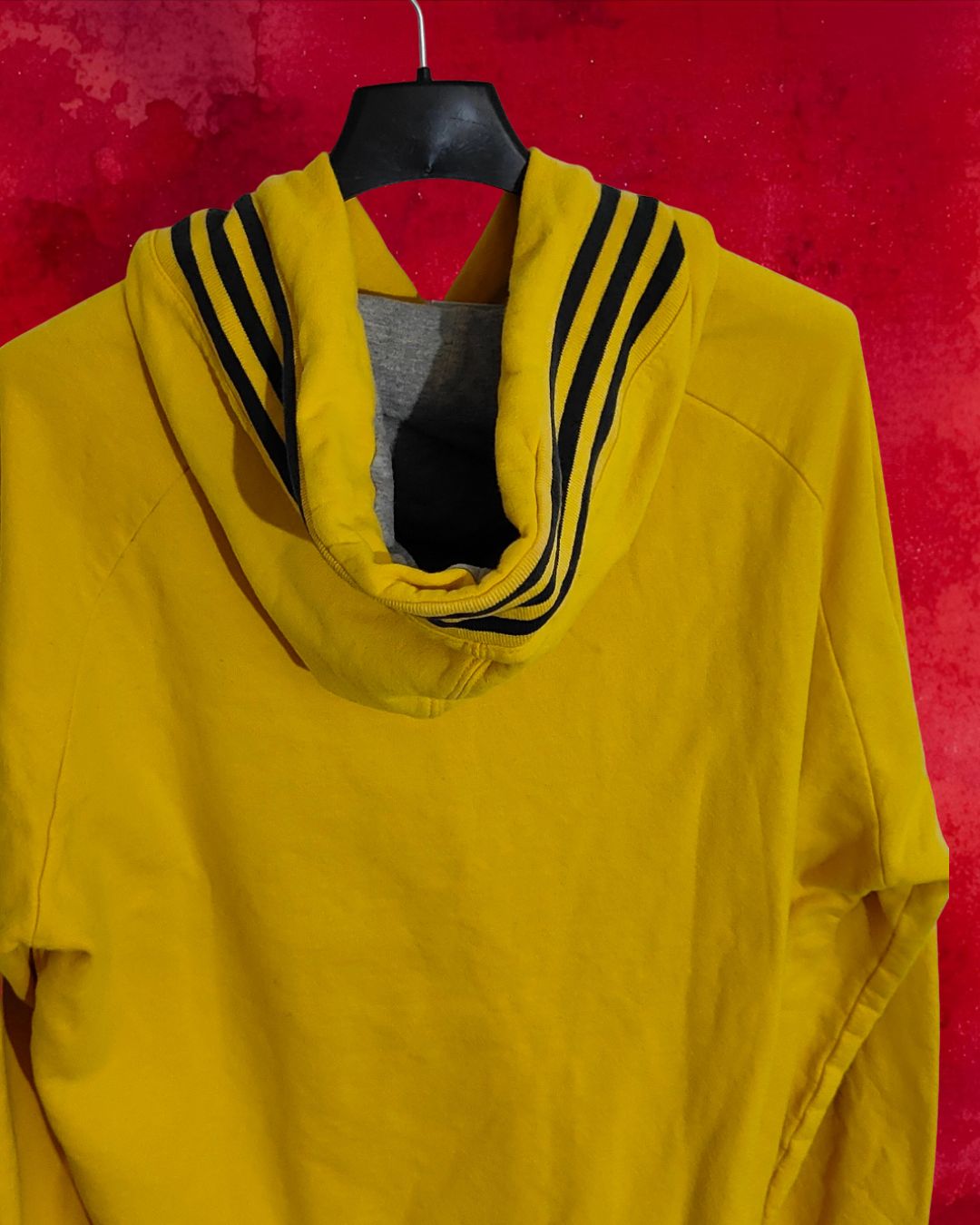 Felpa Adidas gialla con cappuccio e stampa frontale – Taglia XL   20 EURO