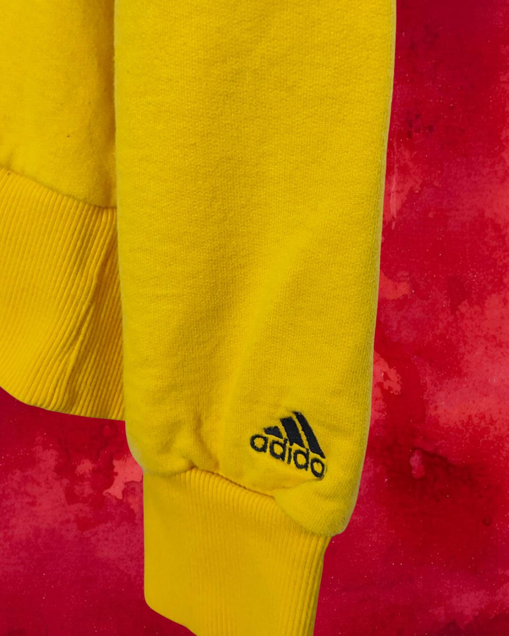Felpa Adidas gialla con cappuccio e stampa frontale – Taglia XL   20 EURO