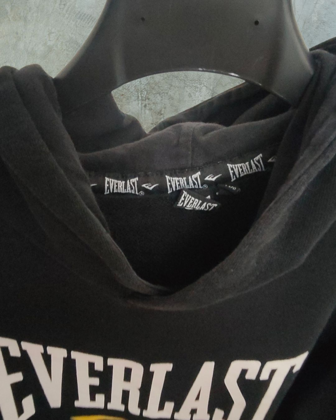 Felpa Everlast Nera con Cappuccio – Stile Sportivo e Comfort EURO 15,00