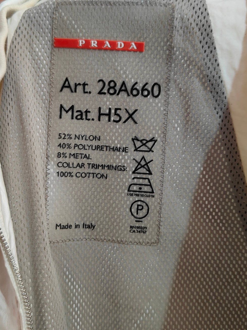 Giacca Prada bianca la Vento  in tessuto tecnico con zip – Taglia 48  EURO 25,00