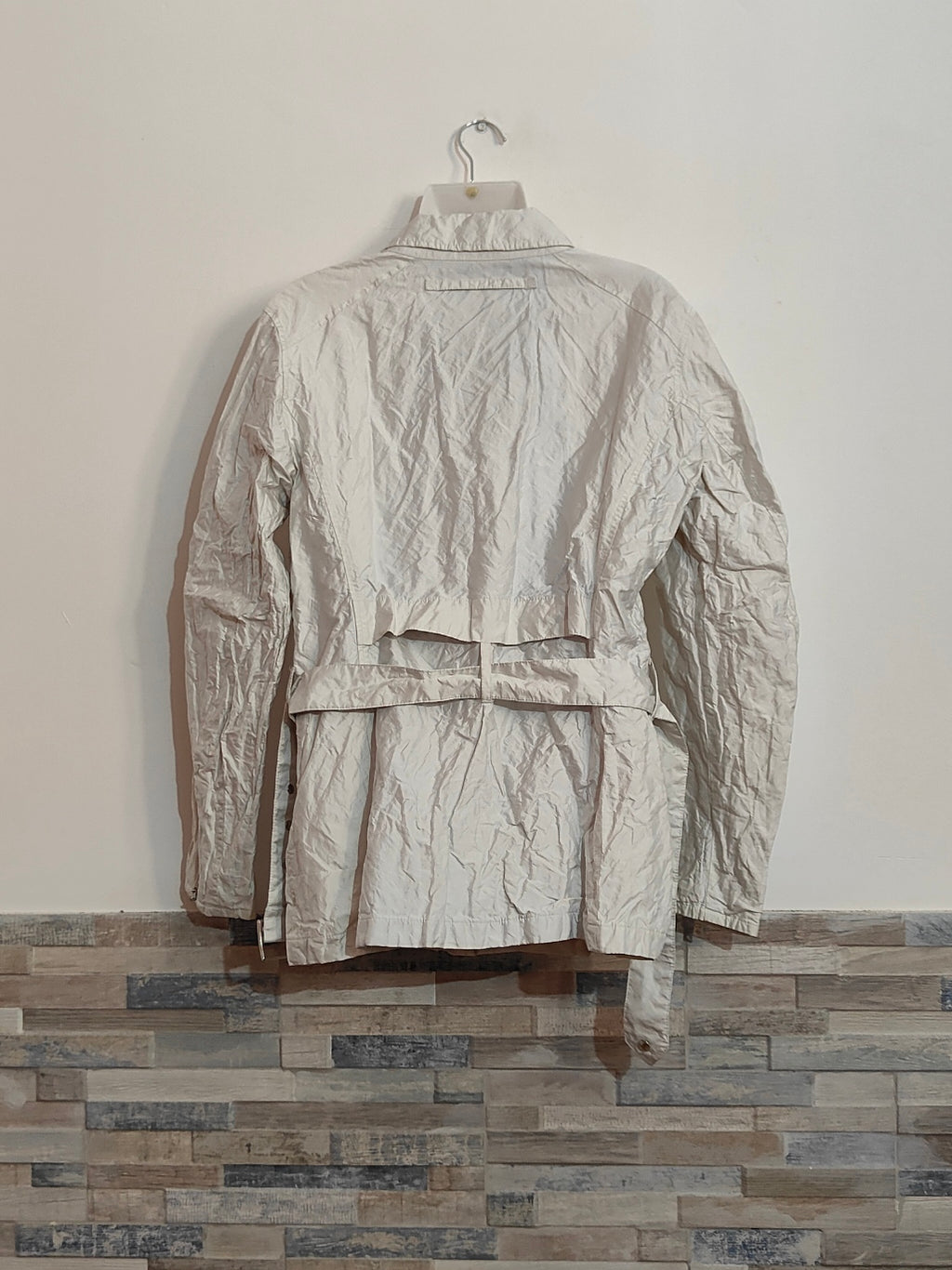 Giacca Prada bianca la Vento  in tessuto tecnico con zip – Taglia 48  EURO 25,00