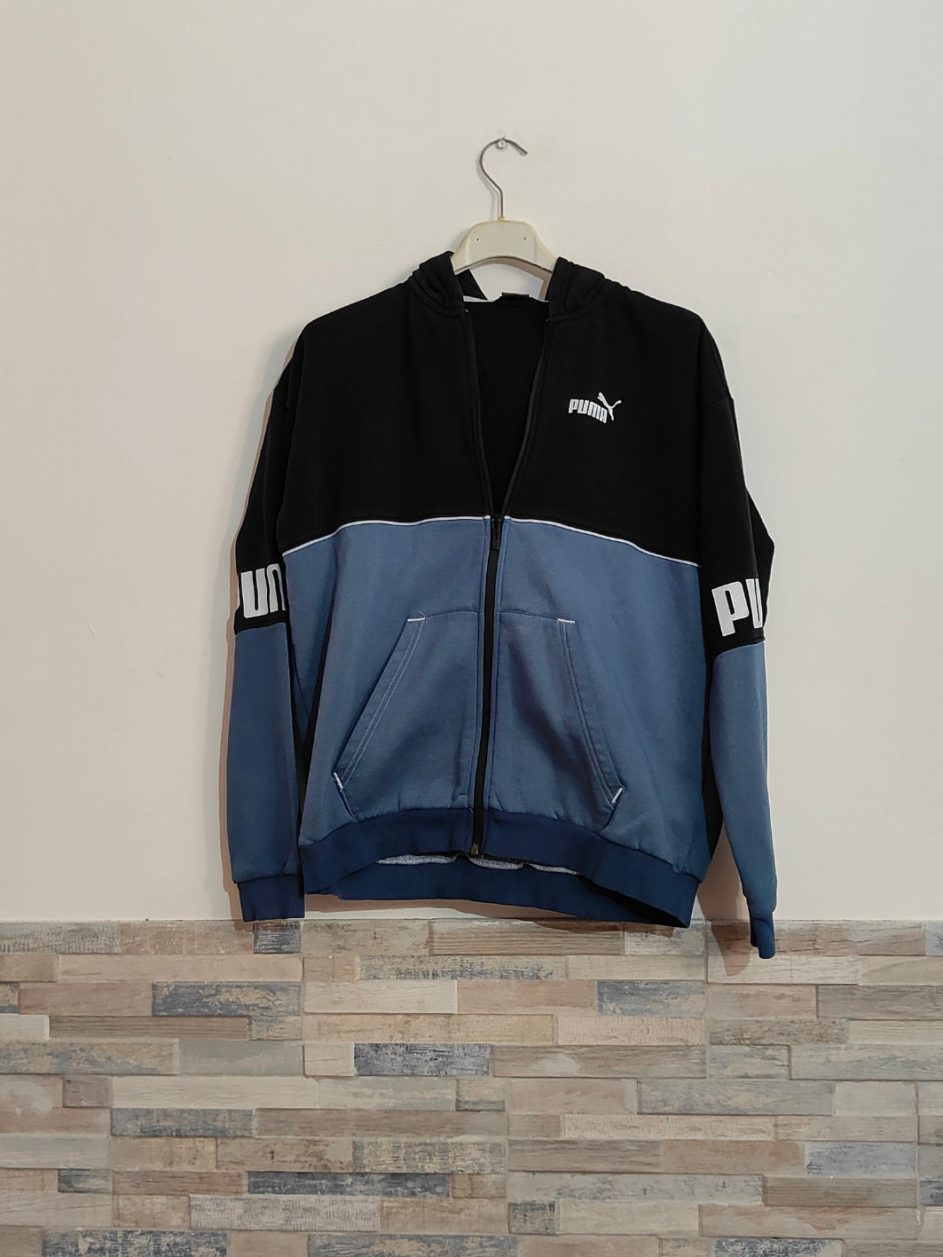 Felpa Puma con Cappuccio – Nero e Blu, XL  Stile Sportivo EURO 20,00