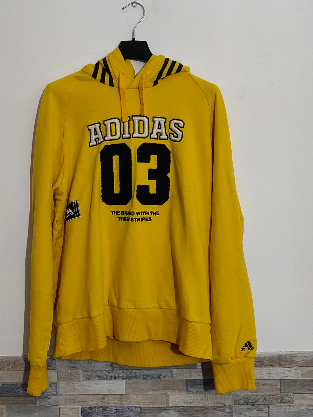 Felpa Adidas gialla con cappuccio e stampa frontale – Taglia XL   20 EURO