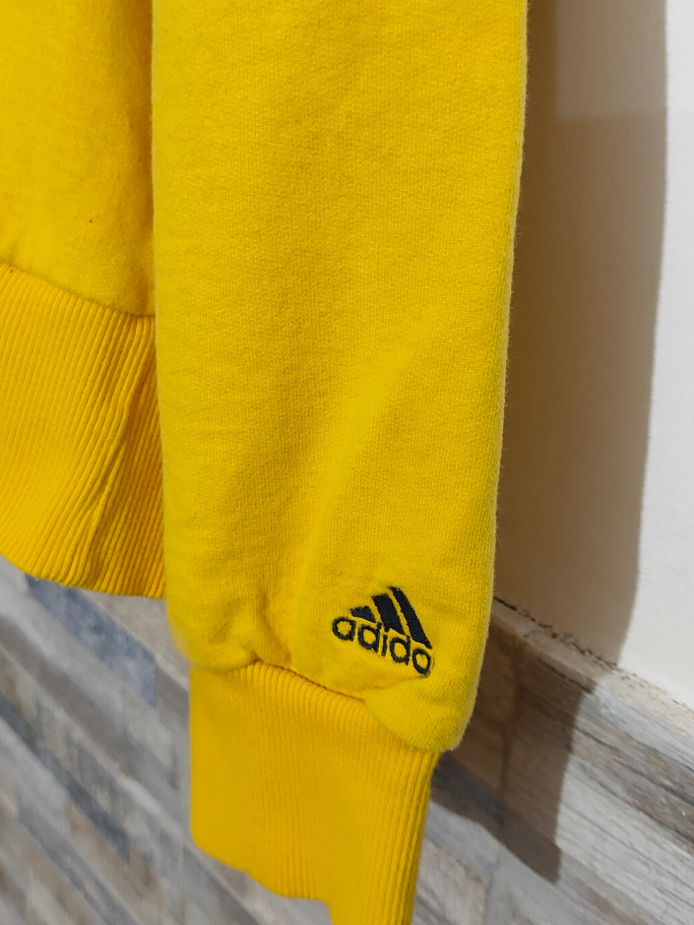 Felpa Adidas gialla con cappuccio e stampa frontale – Taglia XL   20 EURO