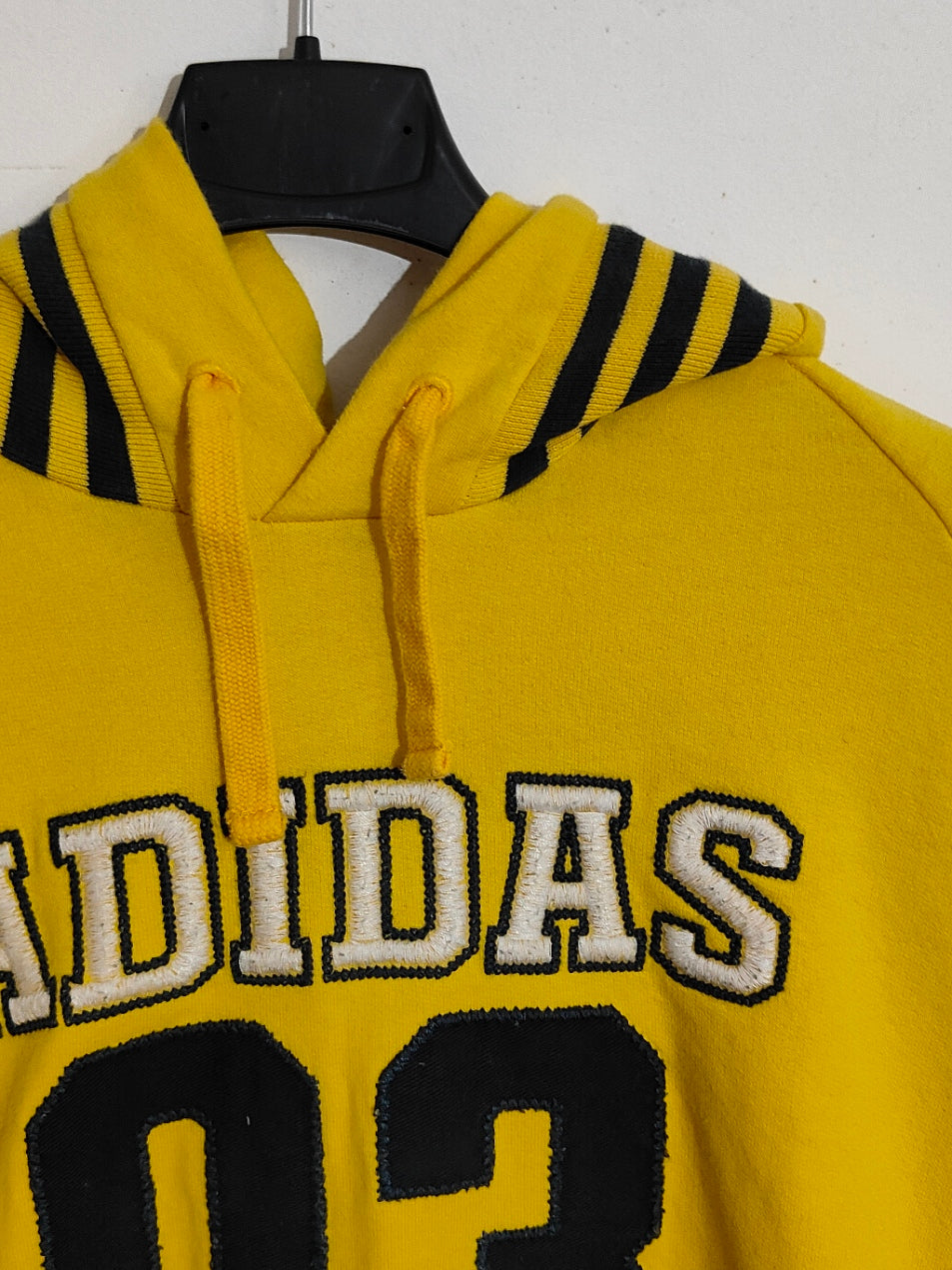 Felpa Adidas gialla con cappuccio e stampa frontale – Taglia XL   20 EURO