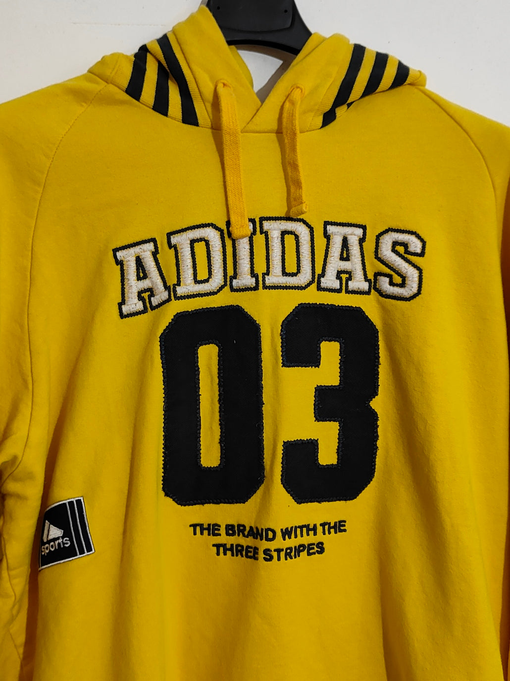Felpa Adidas gialla con cappuccio e stampa frontale – Taglia XL   20 EURO