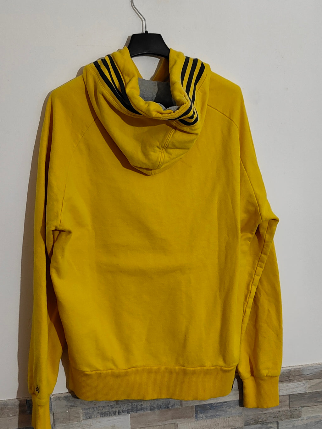 Felpa Adidas gialla con cappuccio e stampa frontale – Taglia XL   20 EURO