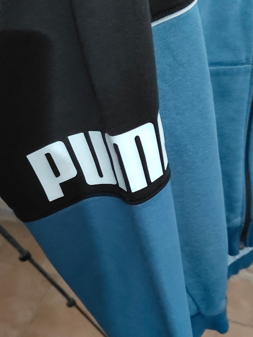 Felpa Puma con Cappuccio – Nero e Blu, XL  Stile Sportivo EURO 20,00