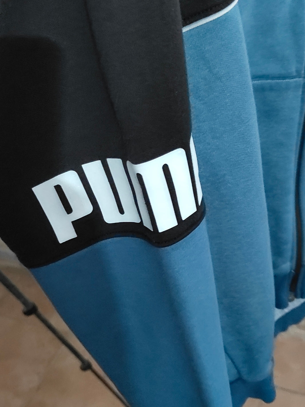 Felpa Puma con Cappuccio – Nero e Blu, XL  Stile Sportivo EURO 20,00