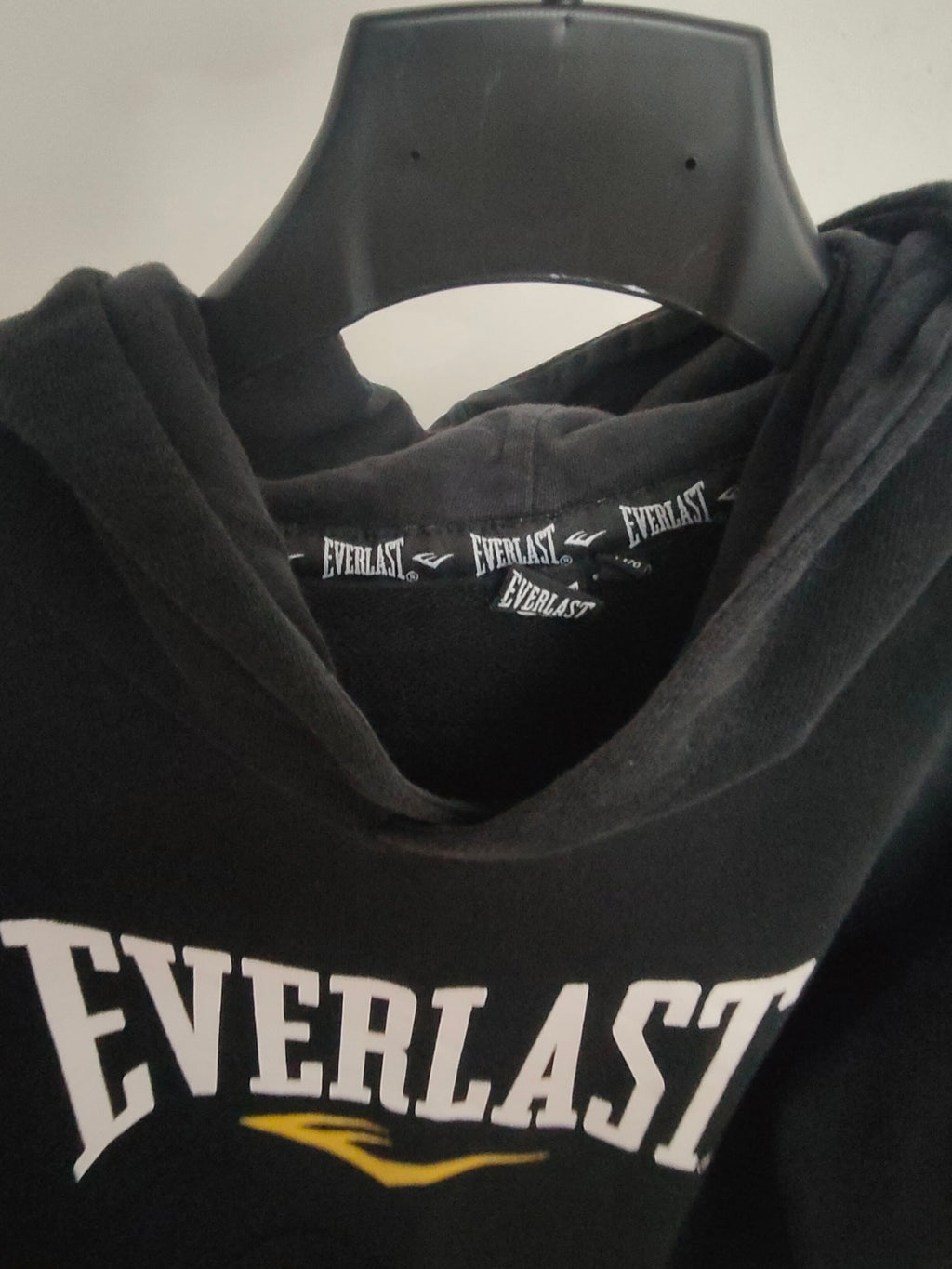 Felpa Everlast Nera con Cappuccio – Stile Sportivo e Comfort EURO 15,00