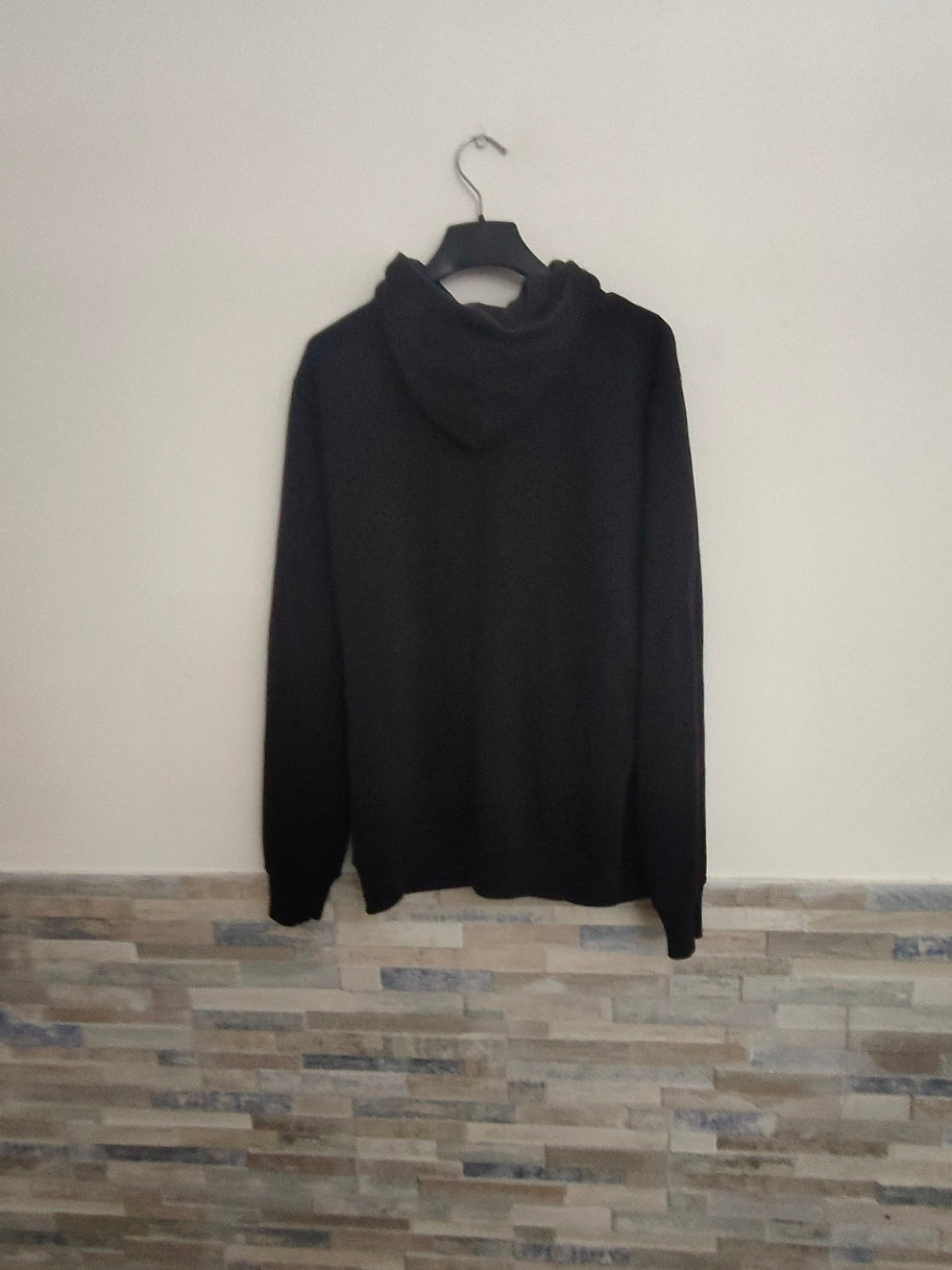 Felpa Everlast Nera con Cappuccio – Stile Sportivo e Comfort EURO 15,00